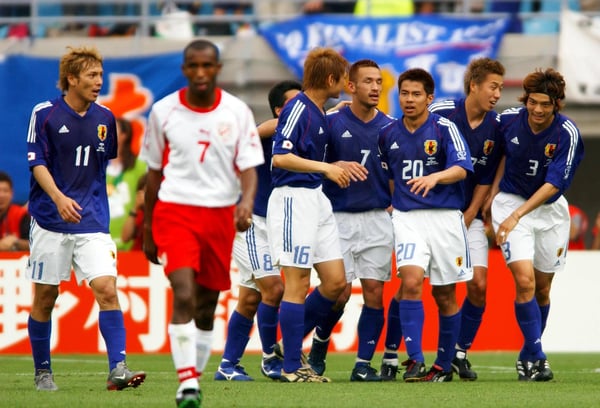 世界杯FIFA体育新闻：日本队在2002年世界杯对阵突尼斯的比赛中庆祝进球