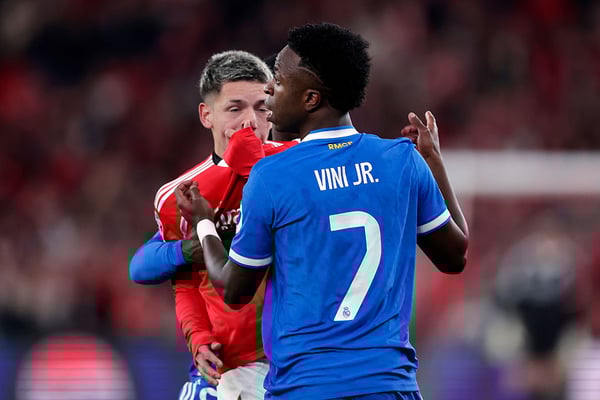 世界杯FIFA体育新闻:据称,詹卢卡·普雷斯蒂亚尼(左)周二晚对维尼修斯·儒尼奥尔进行了种族歧视辱骂。/ Eric Verhoeven/Soccrates/Getty Images