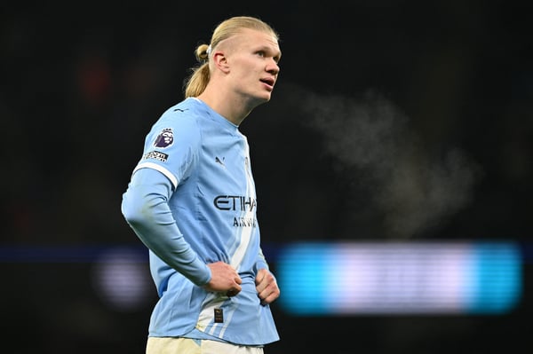 世界杯FIFA体育新闻：埃尔林·哈兰德的未来仍然是媒体关注的焦点。/ Oli SCARFF/AFP/Getty Images