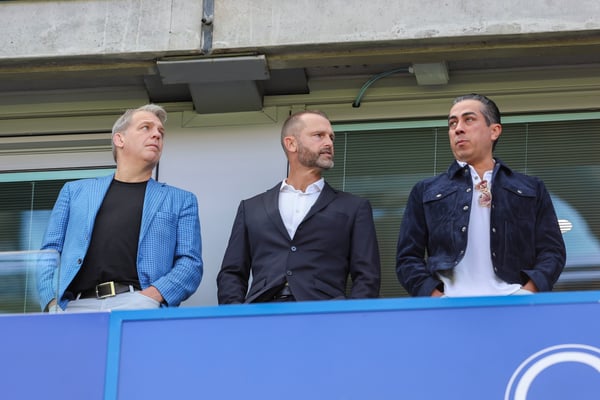 世界杯FIFA体育新闻：切尔西俱乐部官员仍在寻找长期赞助商。/ Robin Jones/Getty Images