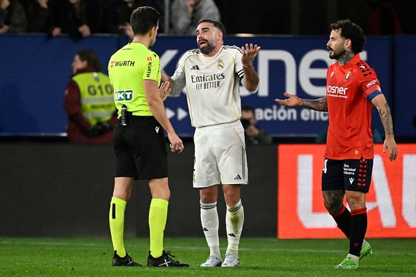 世界杯FIFA体育新闻：丹尼·卡瓦哈尔（中）是对阵奥萨苏纳的不利因素。 /安德·吉勒内亚/法新社/盖蒂图片社