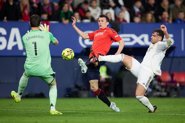 世界杯FIFA体育新闻:蒂博·库尔图瓦(左)送出点球,让奥萨苏纳完全掌控了比赛。/ Ion Alcoba Beitia/Getty Images