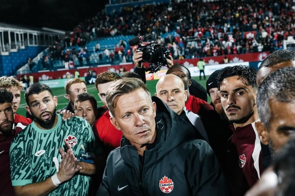 世界杯FIFA体育新闻：杰西·马什（中）可能不得不调整加拿大队在缺少阿方索·戴维斯的情况下备战世界杯的计划。/ 杰西·马什 - 加拿大对阵哥伦比亚