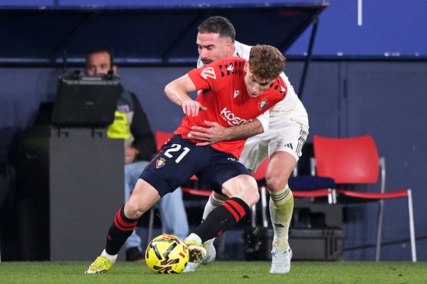 世界杯FIFA体育新闻:丹尼·卡瓦哈尔(后方)在比赛中毫无立足之地。/ Cesar Ortiz/Soccrates/Getty Images