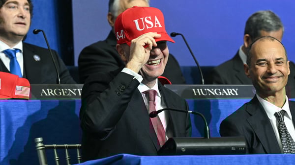 世界杯FIFA体育新闻:詹尼·因凡蒂诺最近因其头饰选择而受到关注。/ SAUL LOEB/AFP/Getty Images