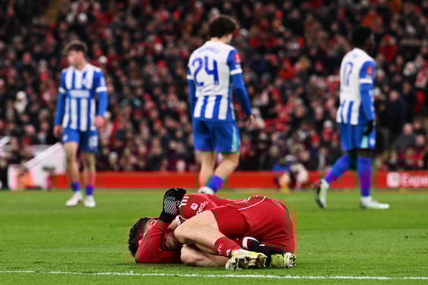 世界杯FIFA体育新闻：弗洛里安·维尔茨正受背伤困扰。/利物浦足球俱乐部/Getty Images