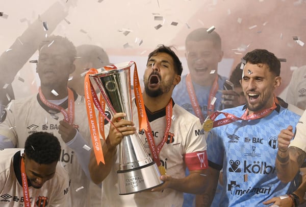 世界杯FIFA体育新闻：阿拉胡埃伦斯队球员塞尔索·博尔赫斯庆祝