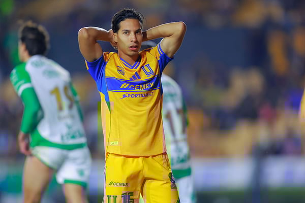 世界杯FIFA体育新闻：迭戈·莱内斯神秘地落选了墨西哥二月份的国家队名单。/ Hugo Rivera/Jam Media/Getty Images