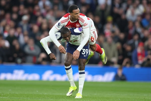 世界杯FIFA体育新闻：加布里埃尔（上图）与兰德尔·科洛·穆阿尼亲密合影。/ Rob Newell-CameraSport/Getty Images