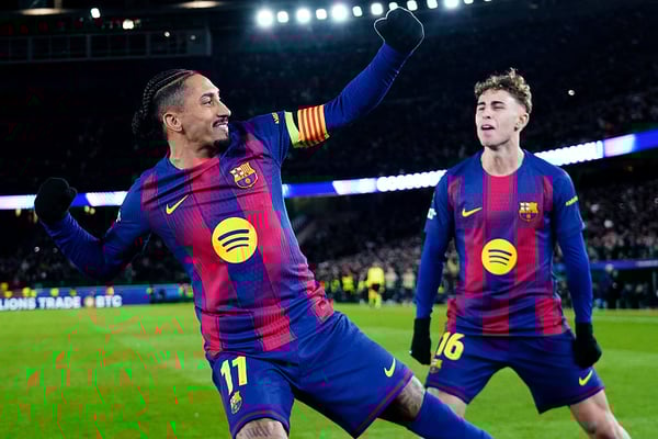 世界杯FIFA体育新闻：巴塞罗那从皇家马德里手中夺回了榜首位置。/ 图片社/Getty Images