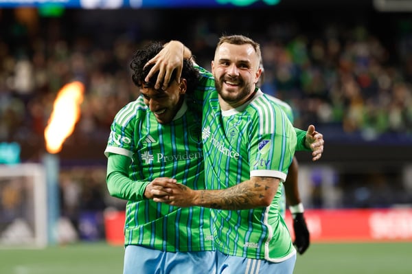 世界杯FIFA体育新闻：西雅图海湾人队的乔丹·莫里斯和赫苏斯·费雷拉