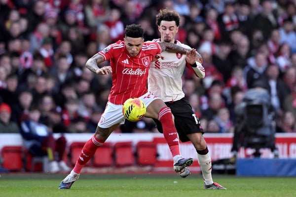 世界杯FIFA体育新闻：柯蒂斯·琼斯（右）未能填补空缺。/利物浦足球俱乐部/Getty Images