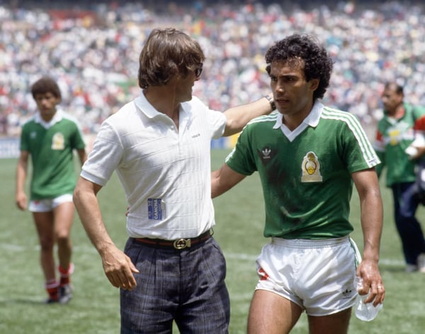 世界杯FIFA体育新闻:在1986年国际足联世界杯墨西哥队战胜比利时队后,博拉·米卢蒂诺维奇采访了乌戈·桑切斯。