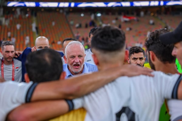 世界杯FIFA体育新闻：在与阿联酋的2026年世界杯预选赛期间，格雷厄姆·阿诺德采访了伊拉克队。