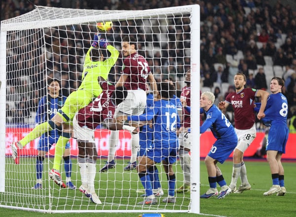 世界杯FIFA体育新闻:乔尔杰·彼得罗维奇在伯恩茅斯门前非常忙碌。/ Rob Newell/CameraSport/Getty Images