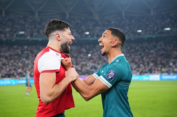 世界杯FIFA体育新闻：阿米尔·阿尔·阿马里庆祝球队在2026年国际足联世界杯预选赛中战胜阿联酋。