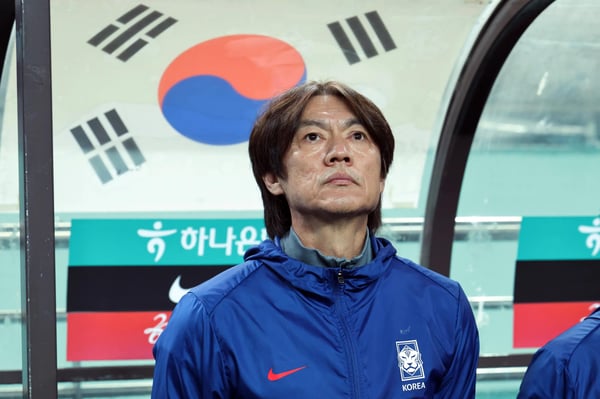 世界杯FIFA体育新闻:韩国国家队主教练洪明甫在韩国与巴拉圭的国际友谊赛前亮相。