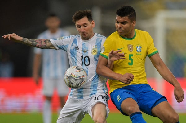 世界杯FIFA体育新闻:卡塞米罗(右)在防守梅西时始终保持高度警惕。/ CARL DE SOUZA/AFP/Getty Images