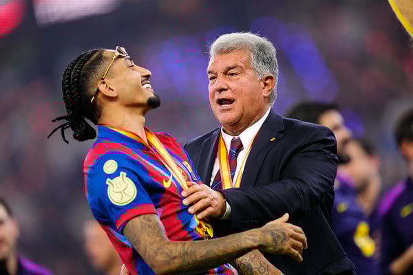 世界杯FIFA体育新闻：胡安·拉波尔塔（右）得到了巴塞罗那俱乐部的全力支持。/ Jose Breton/Pics Action/NurPhoto/Getty Images