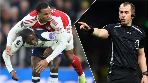 世界杯FIFA体育新闻：裁判彼得·班克斯（右）重申了他对加布里埃尔（左上）和兰德尔·科洛·穆阿尼的判罚。/ Rob Newell-CameraSport/Chris Brunskill/Fantasista/Getty Images