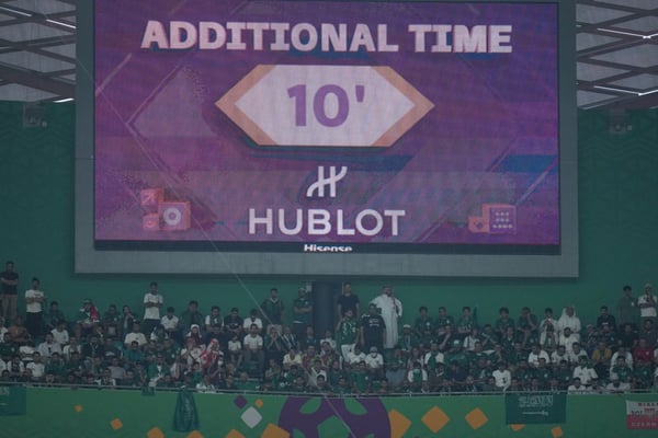 世界杯FIFA体育新闻：大幅增加2022年世界杯的比赛时间并没有彻底解决这个问题。/ Ayman Aref/NurPhoto/Getty Images