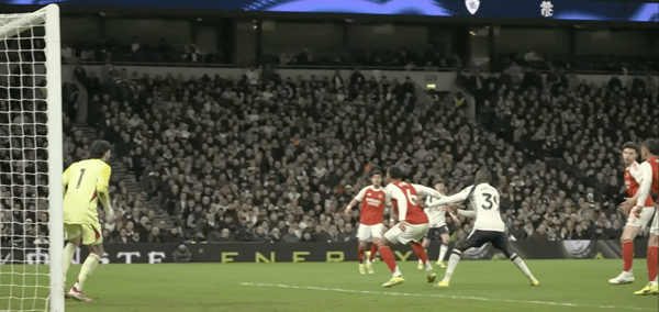 世界杯FIFA体育新闻：加布里埃尔（左）和兰德尔·科洛·穆阿尼之间的接触微乎其微。/ YouTube/天空体育英超联赛