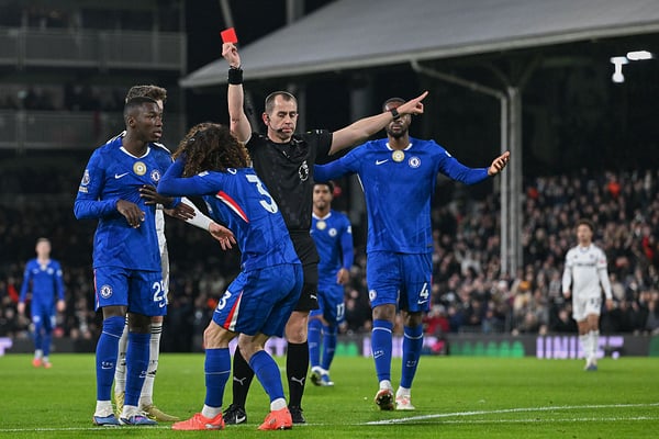 世界杯FIFA体育新闻：马克·库库雷利亚是本赛季被罚下场的球员之一。/ Vince Mignott/MB Media/Getty Images