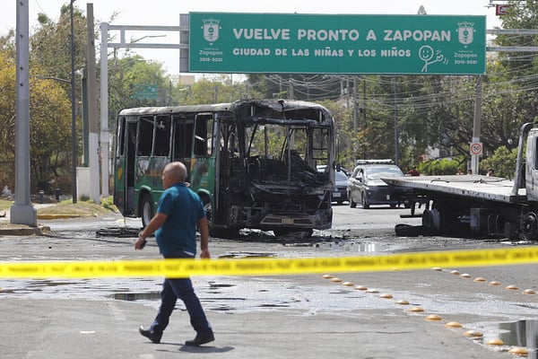 世界杯FIFA体育新闻:在萨波潘市,汽车和巴士被纵火焚烧,以封锁道路。该市的阿克伦体育场将承办2026年世界杯的四场比赛。/ Stringer/Anadolu via Getty Images