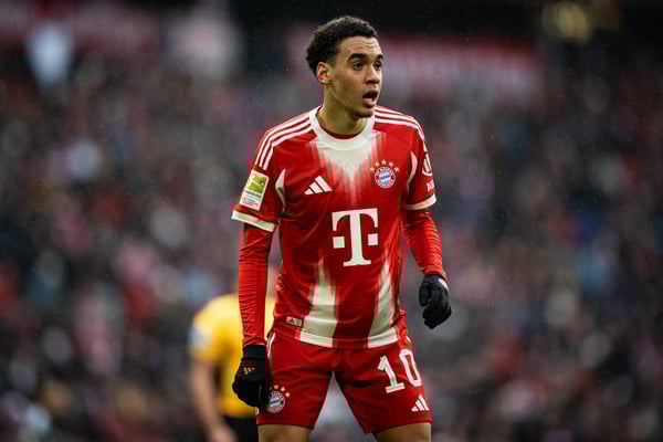 世界杯FIFA体育新闻：贾马尔·穆西亚拉盘带技术娴熟。/ F. Noever/拜仁慕尼黑/Getty Images