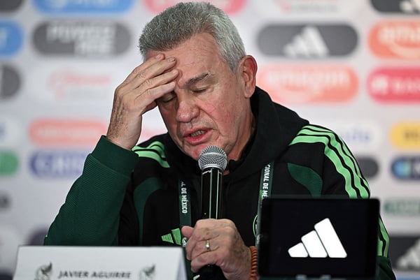 世界杯FIFA体育新闻:哈维尔·阿吉雷周二就微妙的安全局势发表了讲话。/ Carl de Souza/AFP/Getty Images