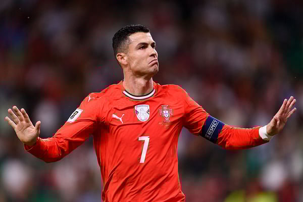 世界杯FIFA体育新闻:克里斯蒂亚诺·罗纳尔多预计将在墨西哥迎来他职业生涯的首场比赛……至少目前是这样。/ Miguel Lemos/Eurasia Sport Images/Getty Images