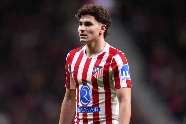 世界杯FIFA体育新闻:朱利安·阿尔瓦雷斯 (Julian Alvarez) 离开曼城,迎接 2024 年的新挑战。/Aitor Alcalde Colomer/Getty Images