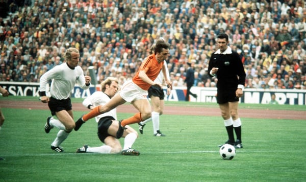 世界杯FIFA体育新闻:1974年国际足联世界杯决赛中,西德球员乌利·赫内斯对荷兰球员约翰·克鲁伊夫犯规。
