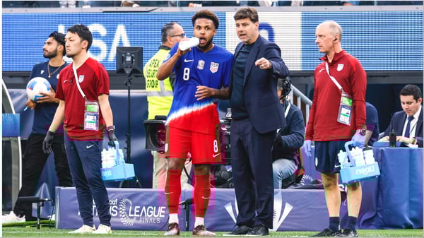 世界杯FIFA体育新闻：韦斯顿·麦肯尼（左）正在向毛里西奥·波切蒂诺展示他的全部技术。/ Kevork Djansezian/USSF/Getty Images