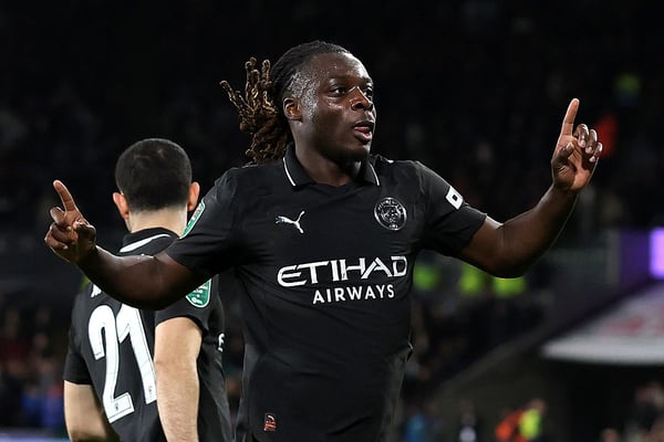 世界杯FIFA体育新闻:杰里米·多库在草坪上留下焦痕。/迈克尔·斯蒂尔/盖蒂图片社