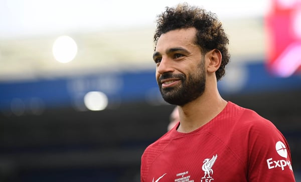 世界杯FIFA体育新闻：英格兰莱斯特 - 2022年7月30日：在2022年7月30日于英格兰莱斯特皇权球场举行的英格兰社区盾杯曼城对阵利物浦的比赛结束后，利物浦球员穆罕默德·萨拉赫注视着比赛。（图片由迈克尔·里根拍摄 - 英足总/英足总通过Getty Images提供）