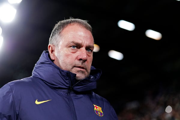 世界杯FIFA体育新闻：汉斯·弗里克（上图）刚签回佩德里，又失去了弗兰基·德容。/ Guille Martinez/f22photo/NurPhoto/Getty Images