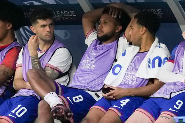 世界杯FIFA体育新闻：麦肯尼（中）职业生涯中曾遭遇不少质疑。/ Robin Alam/ISI Photos/Getty Images