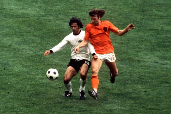 世界杯FIFA体育新闻:能阻挡格尔德·穆勒的人不多,但鲁德·克罗尔(右)做到了。/IMAGO/Colorsport