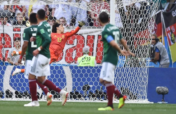 世界杯FIFA体育新闻:吉列尔莫·奥乔亚在2018年俄罗斯世界杯墨西哥对阵德国的比赛中