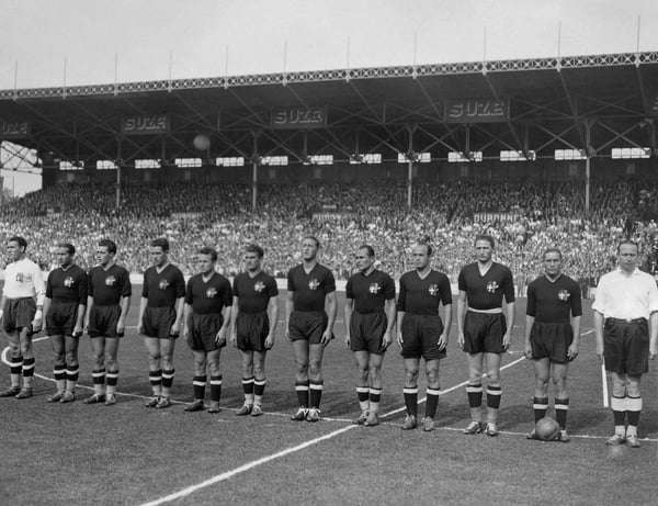 世界杯FIFA体育新闻:1938年国际足联世界杯,意大利队在对阵巴西队前列队。