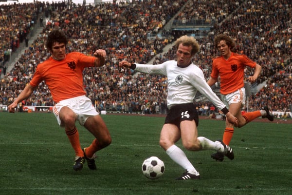 世界杯FIFA体育新闻:威廉·范·哈内海姆(左)是一位激烈的竞争者。 / IMAGO/WEREK