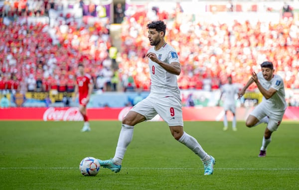 世界杯FIFA体育新闻：迈赫迪·塔雷米代表伊朗队在2022年卡塔尔世界杯对阵威尔士的比赛中