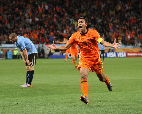 世界杯FIFA体育新闻:乔瓦尼·范布隆克霍斯特对阵乌拉圭队的进球堪称传奇。 / IMAGO/运动图像