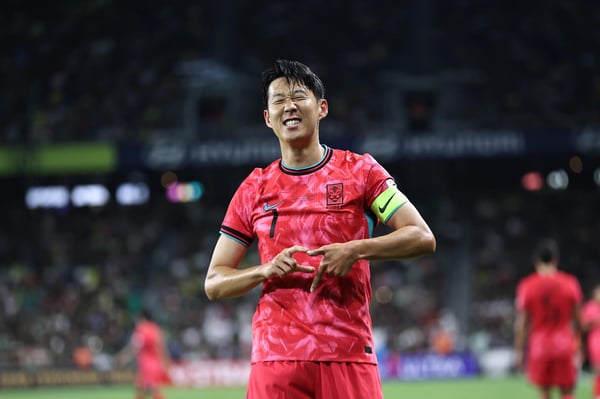 世界杯FIFA体育新闻：孙兴慜在2025年对阵墨西哥的比赛中进球后庆祝