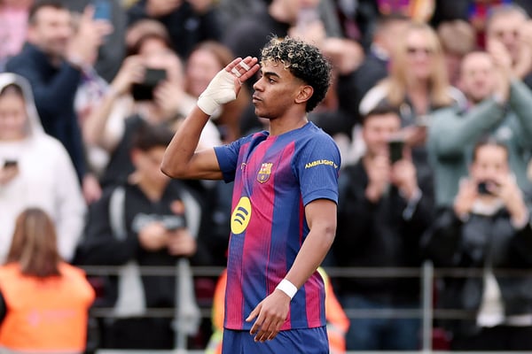 世界杯FIFA体育新闻:拉明·亚马尔在对阵比利亚雷亚尔的比赛中表现得不可阻挡。/ David Ramirez/Soccrates/Getty Images