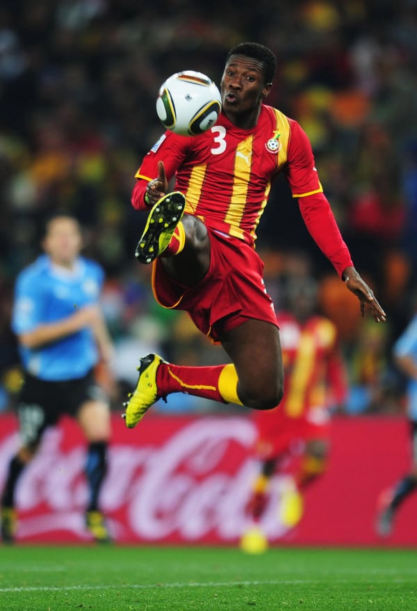 世界杯FIFA体育新闻:在2010年南非世界杯四分之一决赛中,阿萨莫阿·吉安在约翰内斯堡足球城体育场代表加纳队对阵乌拉圭队的比赛中控球。