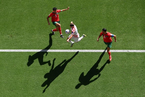 世界杯FIFA体育新闻:在2022年卡塔尔世界杯F组比赛中,克罗地亚队在阿尔科尔的阿尔拜特体育场对阵摩洛哥队,尼古拉·弗拉西奇控球。