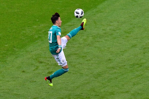 世界杯FIFA体育新闻:在2018年俄罗斯世界杯F组比赛中,厄齐尔代表德国队在喀山对阵韩国队的比赛中控球。