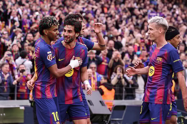 世界杯FIFA体育新闻:就连亚马尔的队友们都对他的第二个进球感到惊叹。/ Javier Borrego/Europa Press/Getty Images